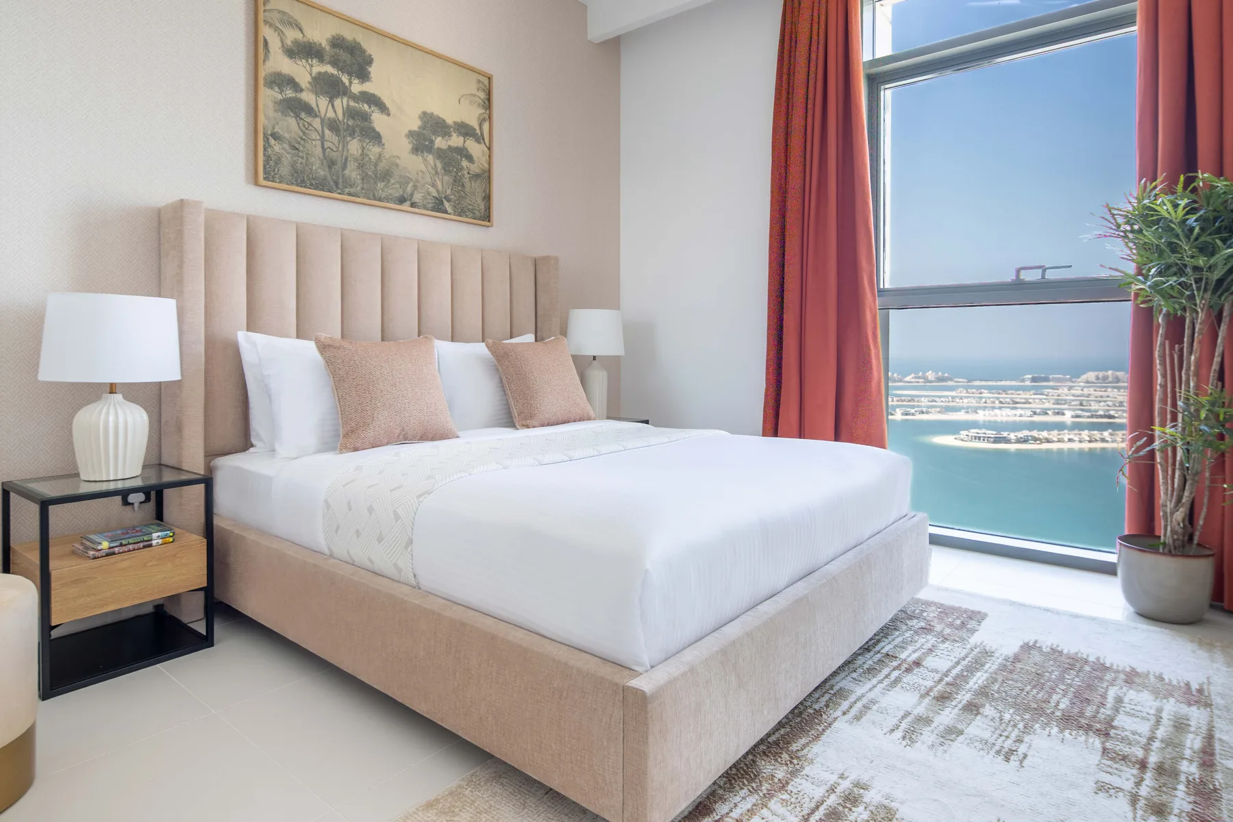 Un dormitorio con una cama grande junto a una ventana con vistas al agua.