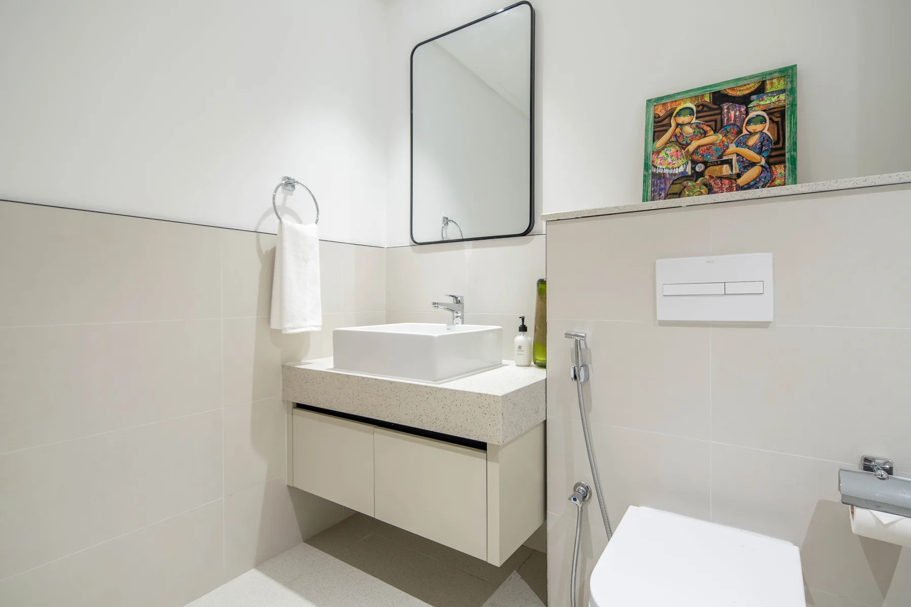 Un lavabo con espejo junto a un inodoro.