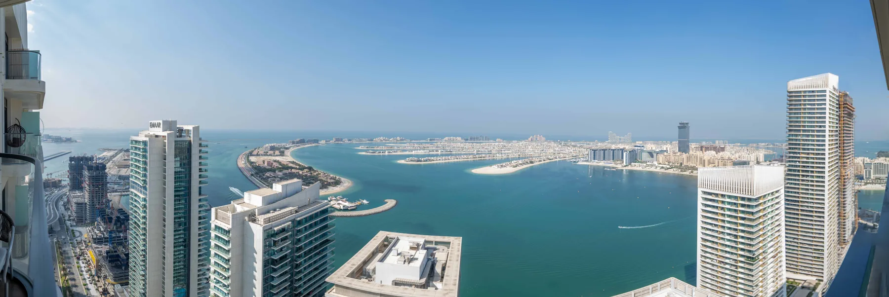 Una vista panorámica de la ciudad muestra una bahía azul y edificios altos cercanos.