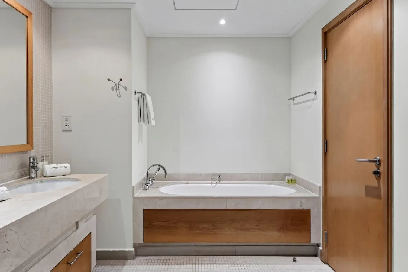 Un baño con bañera y lavabo.