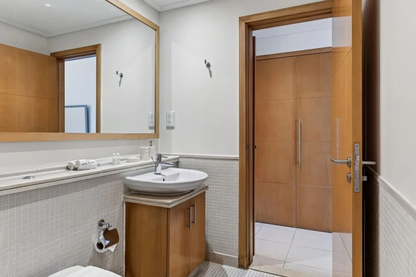Un lavabo de baño con espejo grande en la pared.