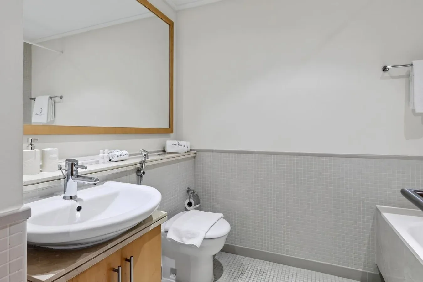 Un baño con lavabo, inodoro y bañera.