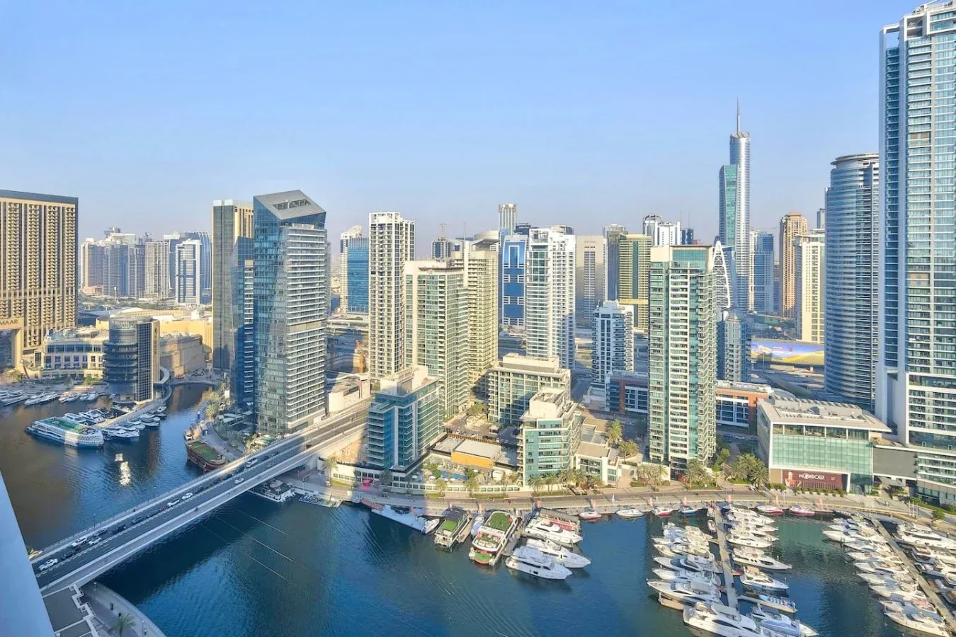 Un horizonte urbano de edificios altos domina una marina y sus canales.