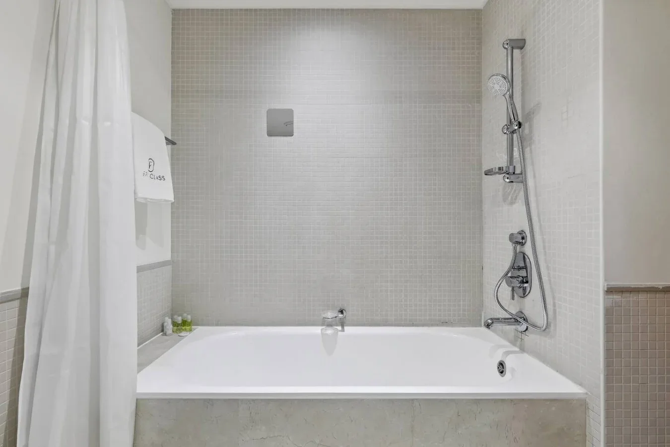 Un baño con bañera, ducha y una cortina.