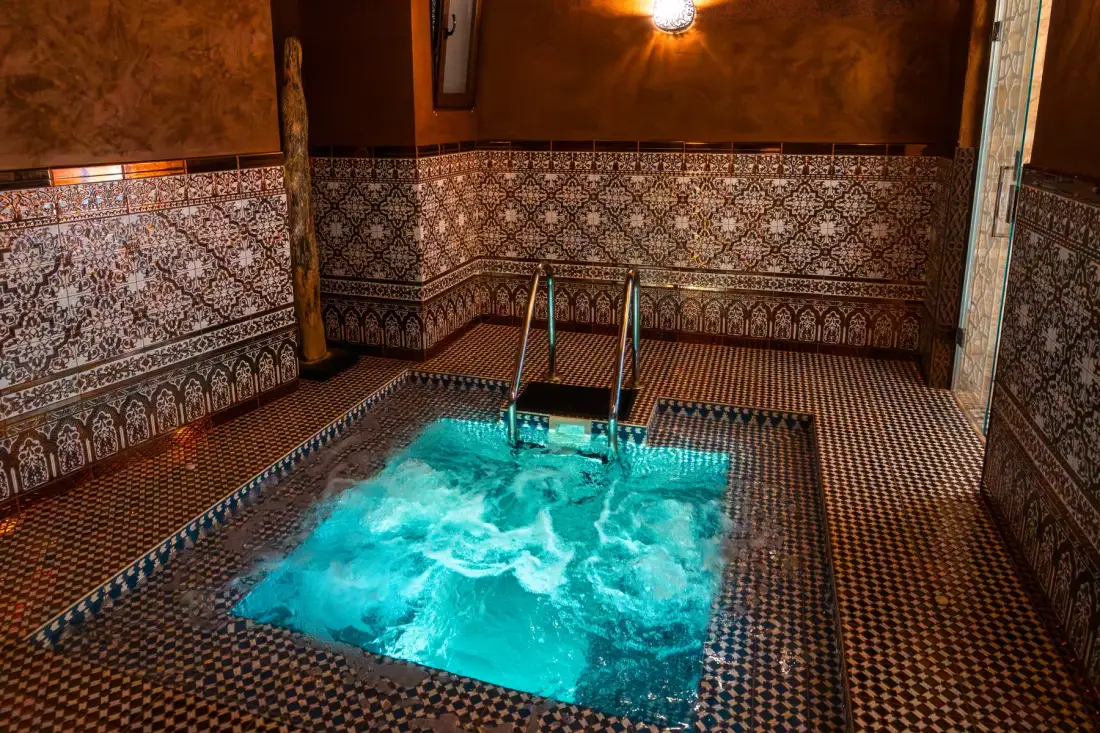 Chapel 5 poolside