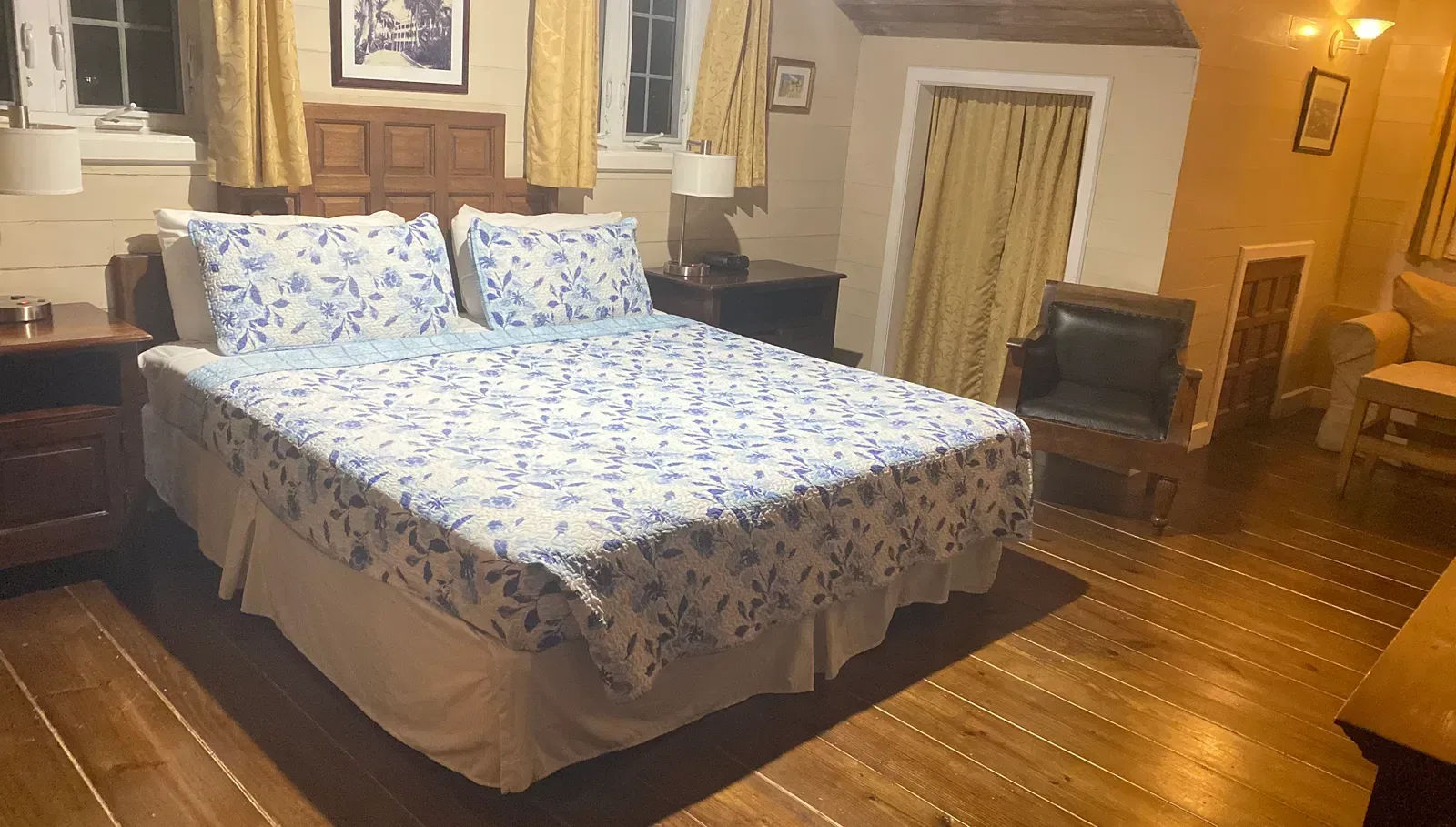 Dormitorio con una cama y muebles de madera