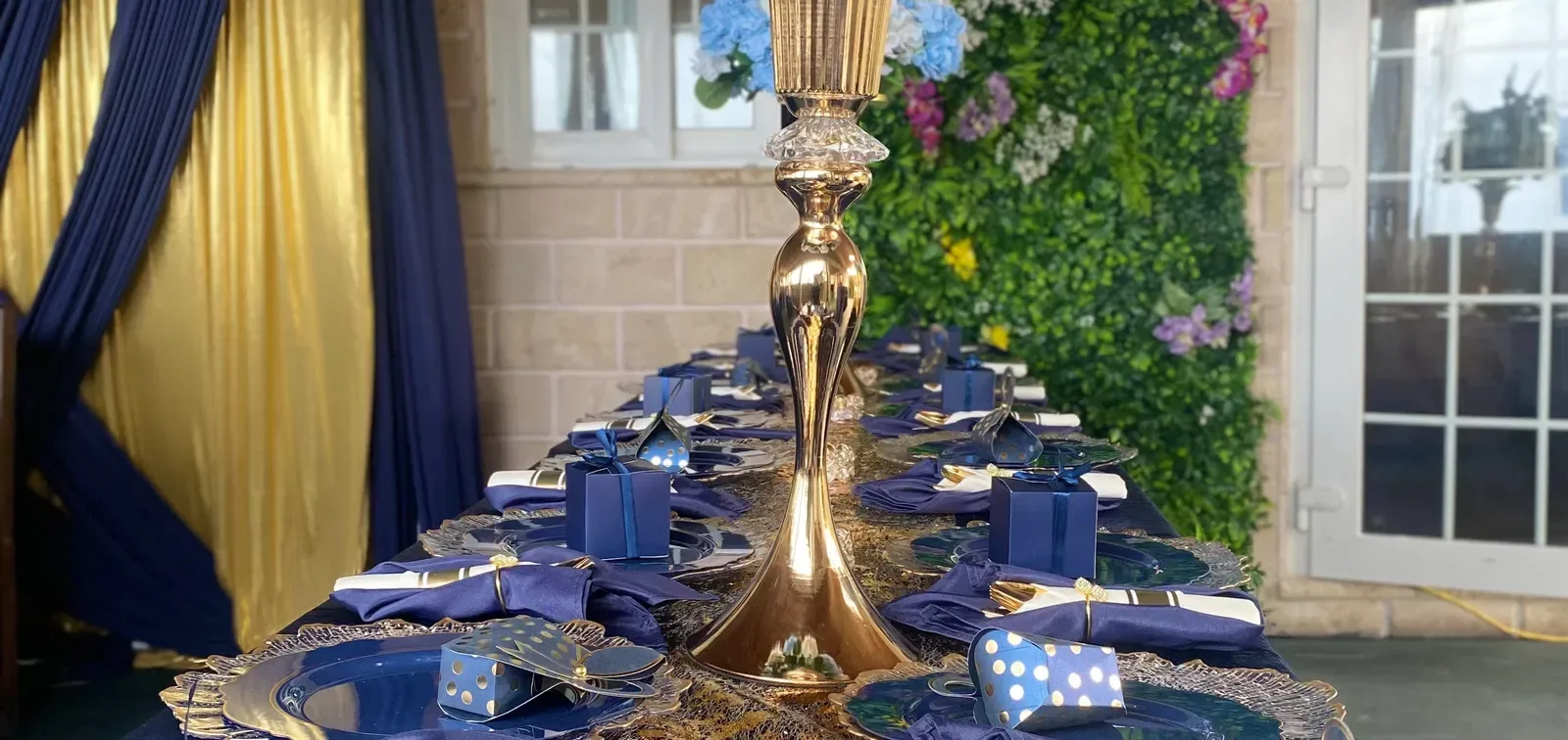 Mesa de banquete preparada para un evento