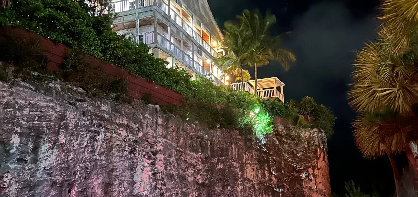 Edificio en una colina junto a una carretera de noche
