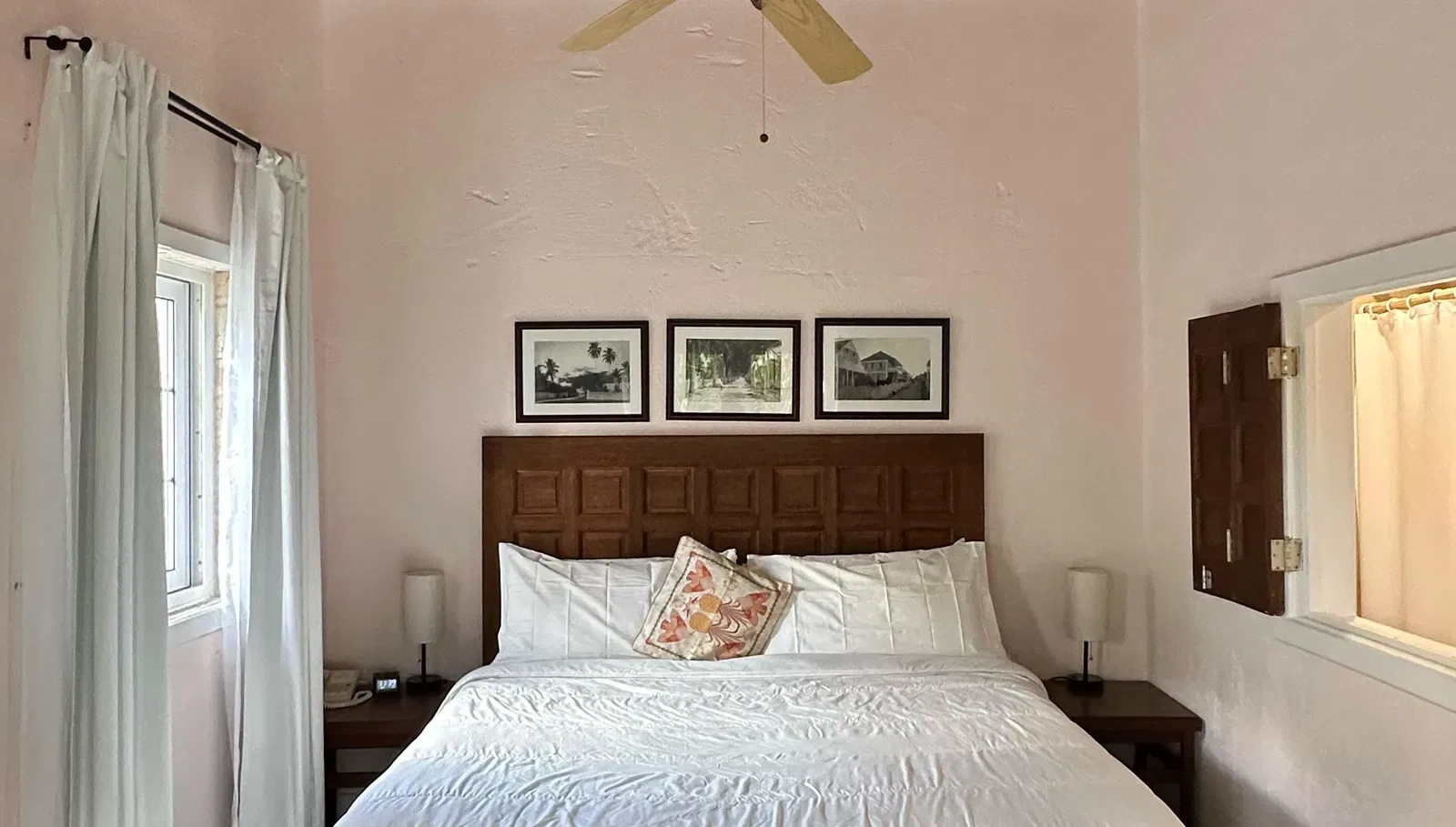 Dormitorio con una cama y suelo de madera oscura