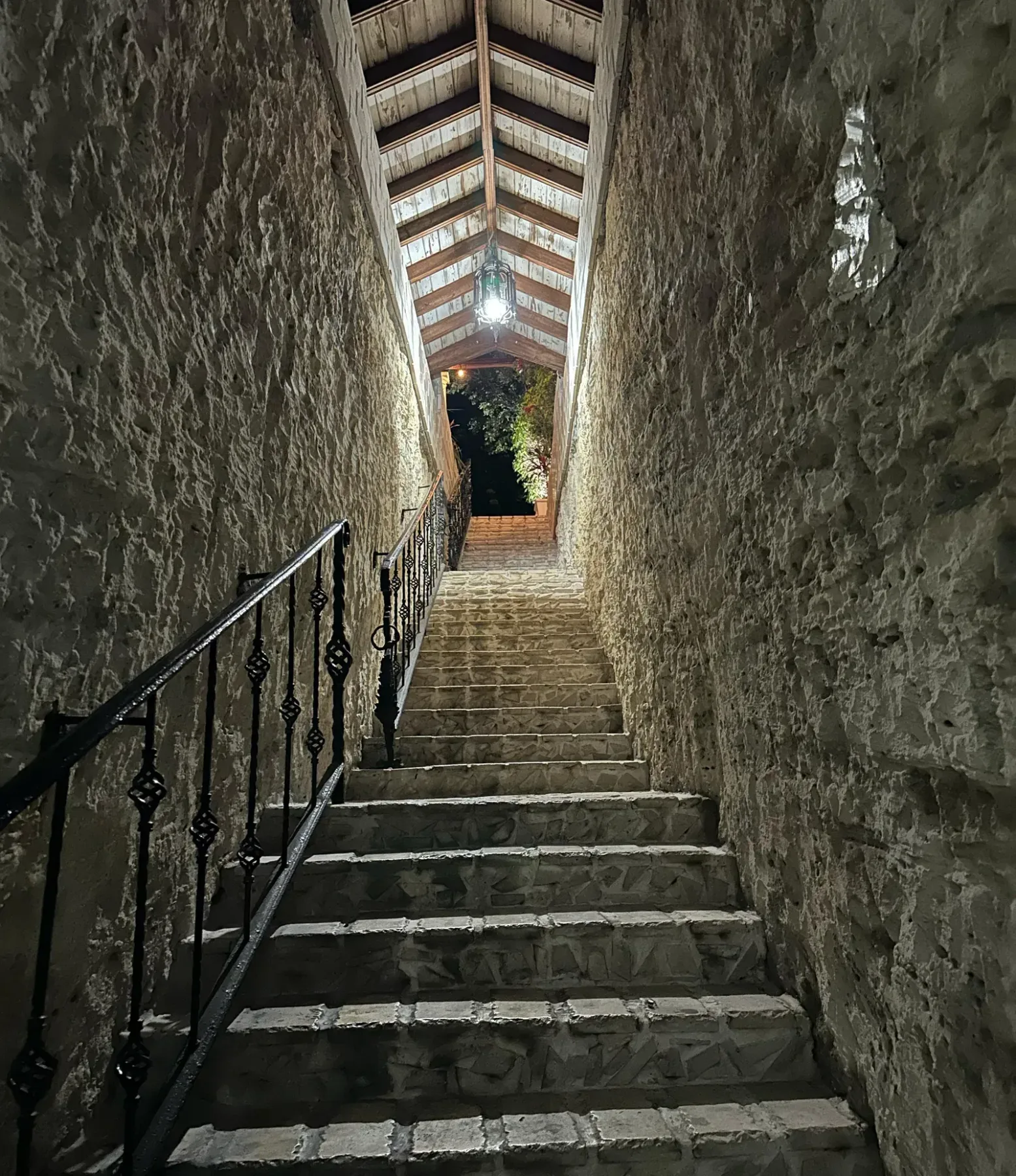 Escalera estrecha de piedra