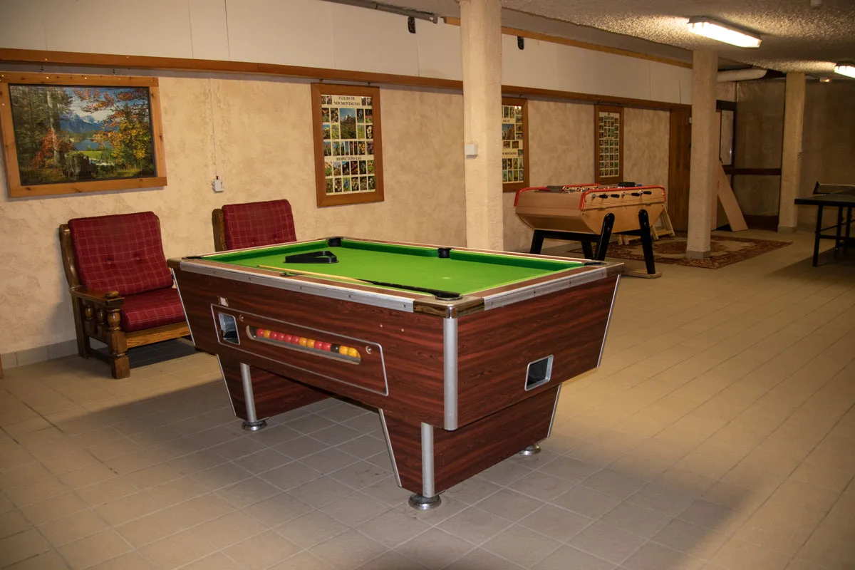 Les Baladins games room with billiards
