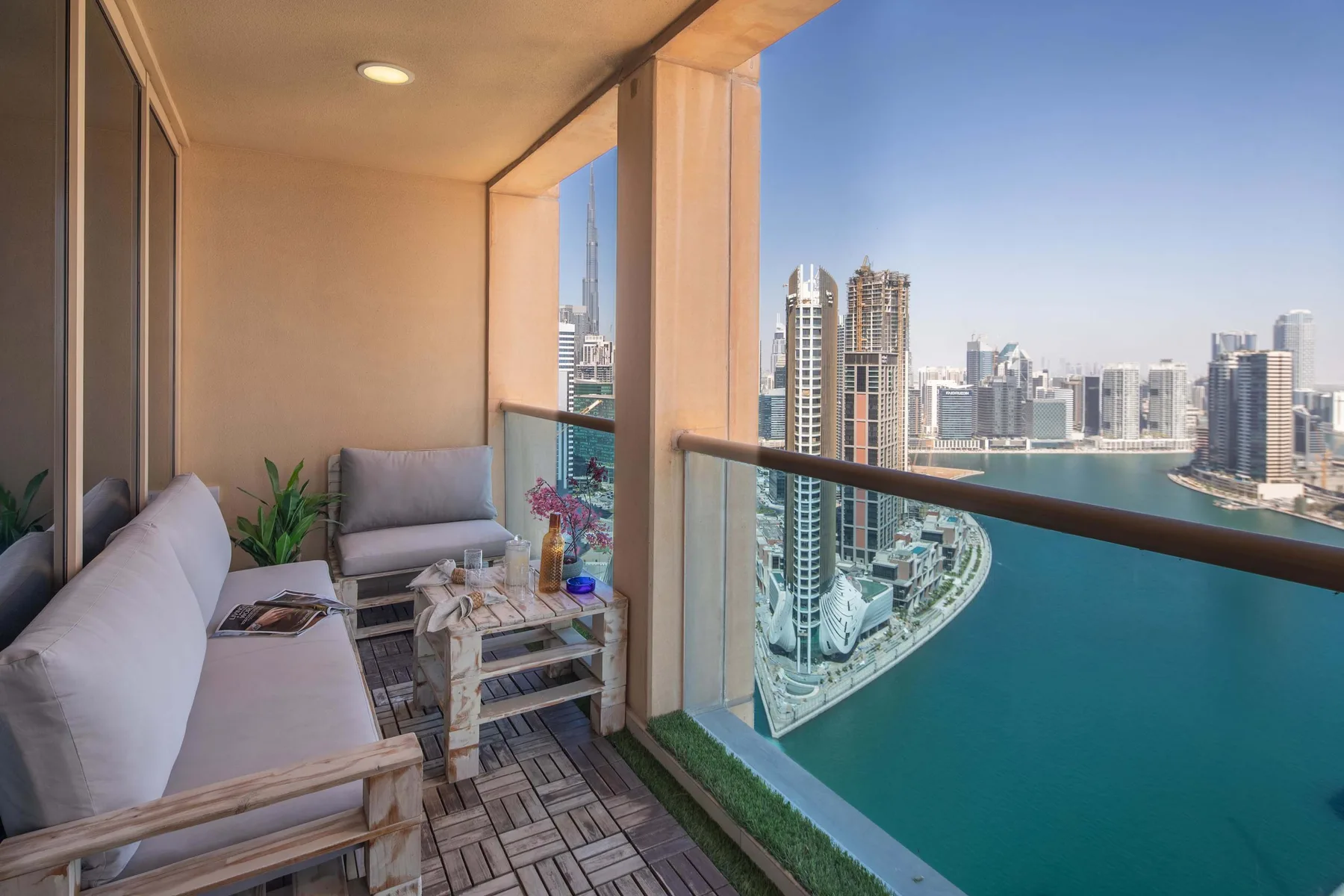 Balcón con vistas al canal y al Burj Khalifa