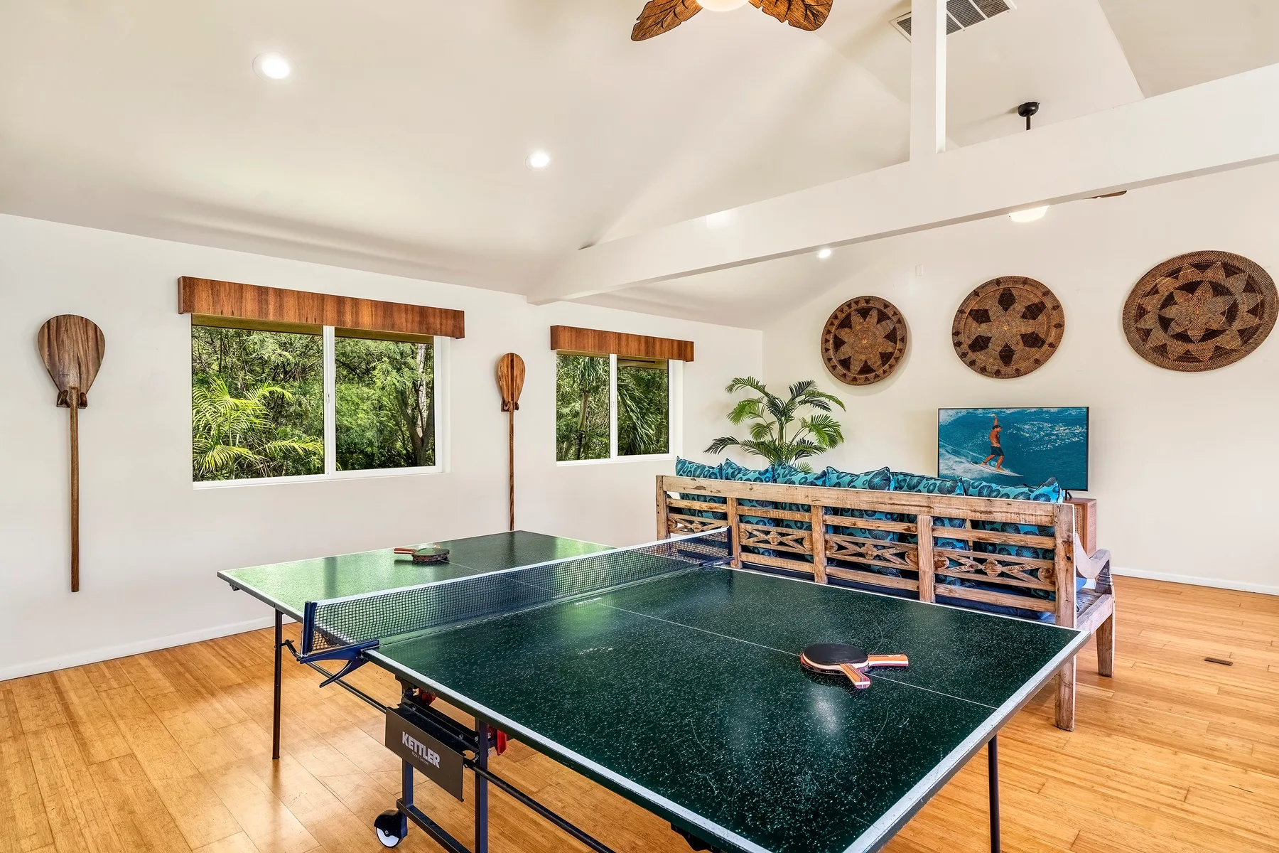 Una sala de recreación cuenta con una mesa de ping-pong y una zona de asientos de madera.