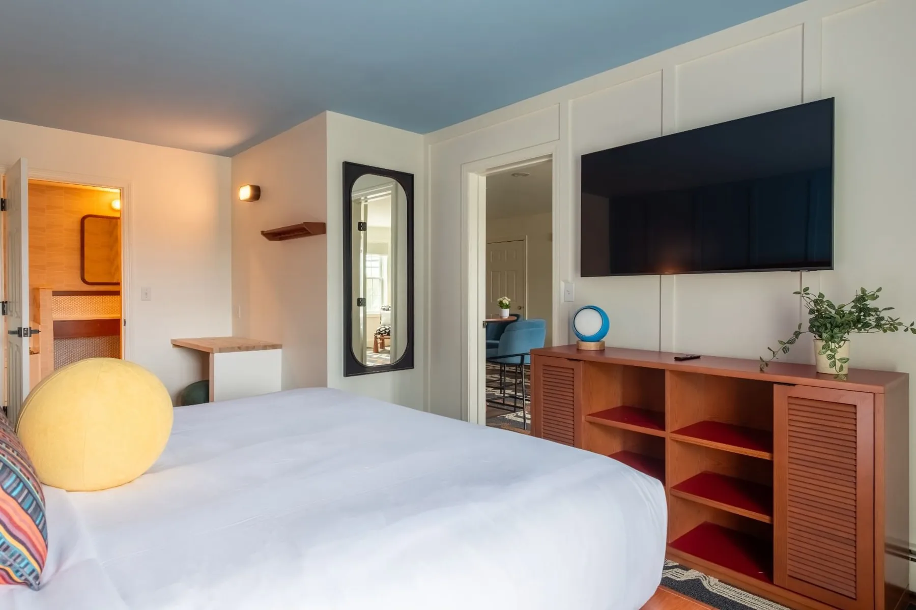 Habitación de hotel con cama y televisor