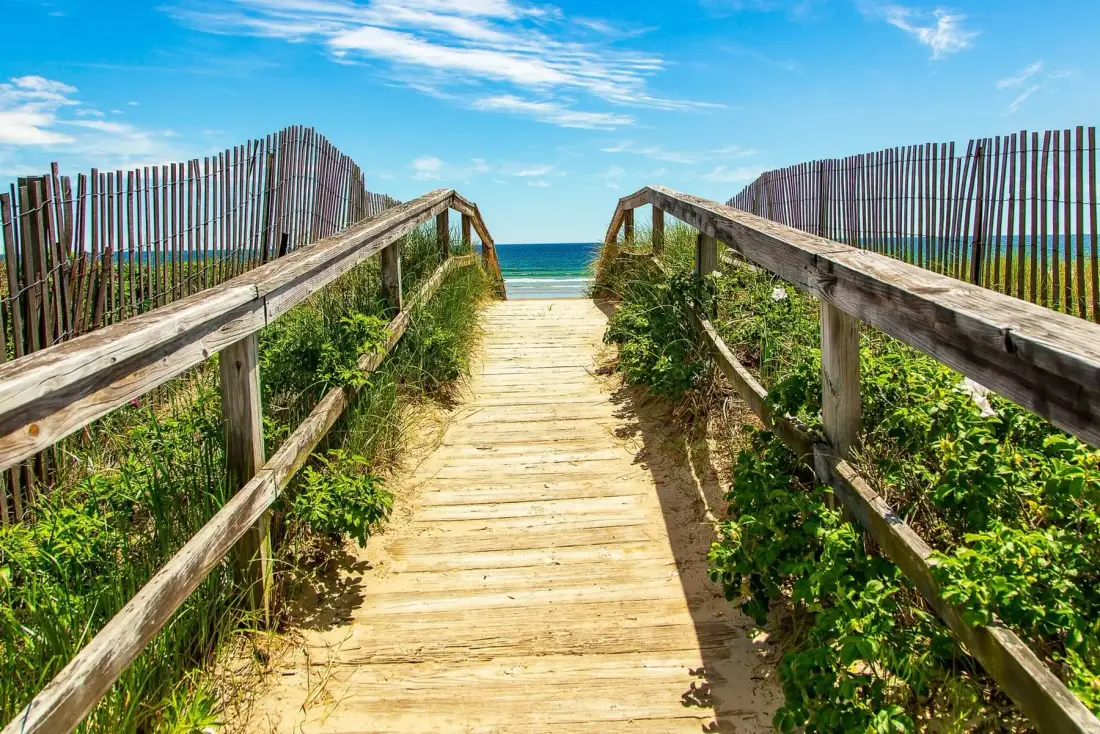 Pasarela de acceso a la playa cerca del hotel