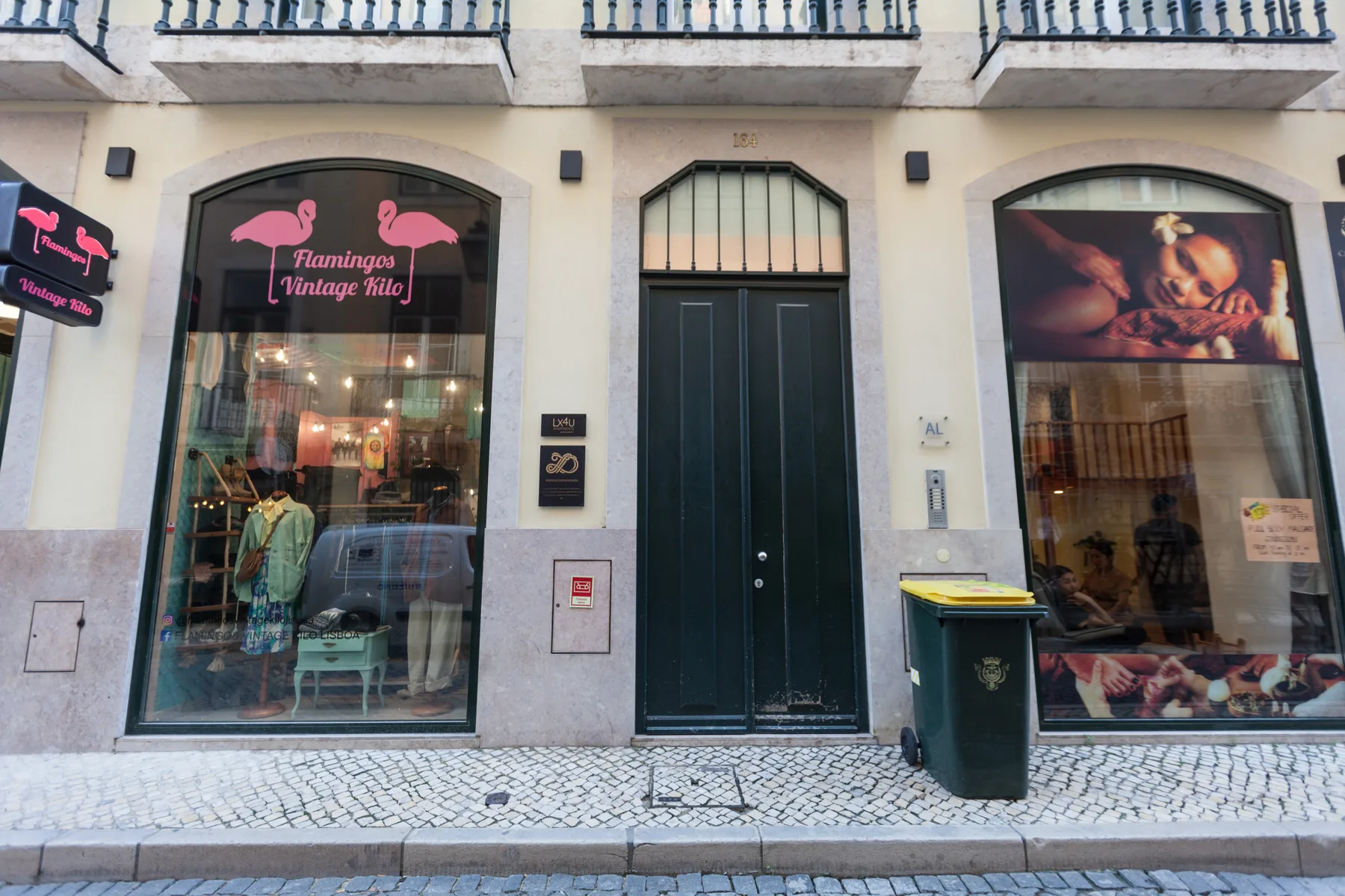 Un local a pie de calle, con escaparates a ambos lados de una puerta central oscura.