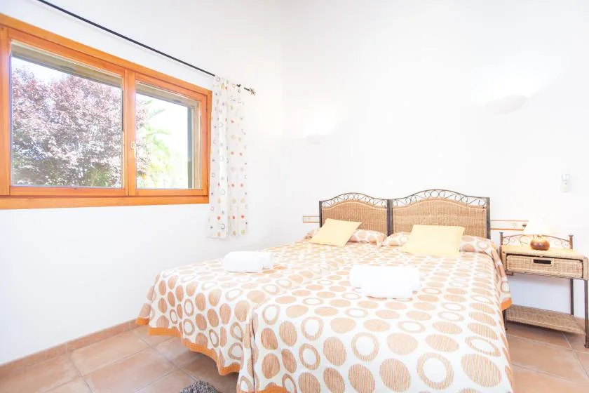 Un dormitorio con una cama doble bajo una ventana.