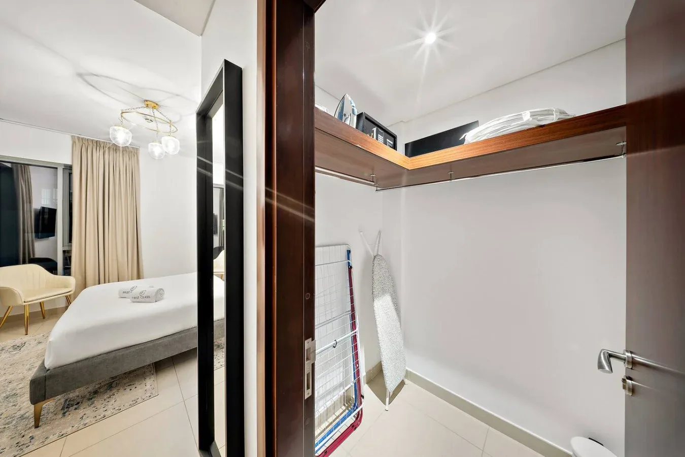 Un dormitorio con una cama y una pequeña zona de baño contigua.