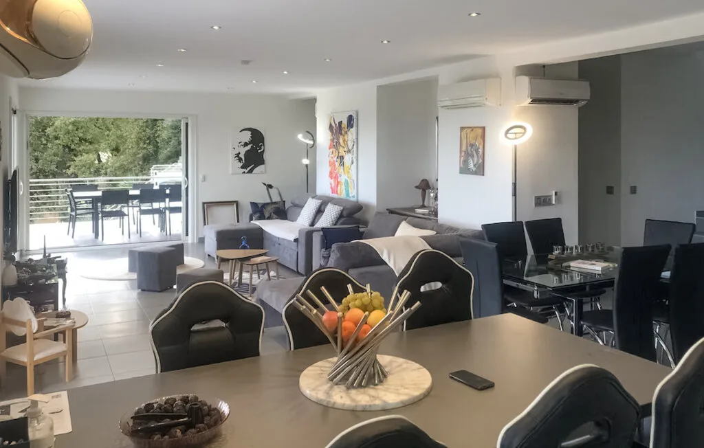 Una sala-comedor de planta abierta con asientos y una mesa.