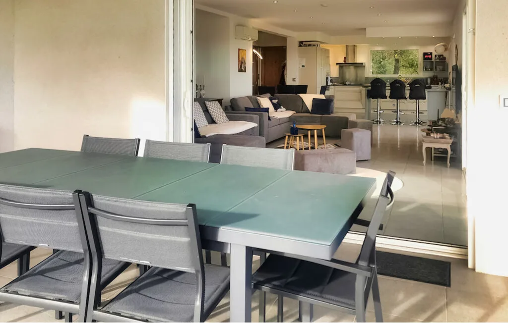 El comedor se abre a una sala de estar y una cocina.
