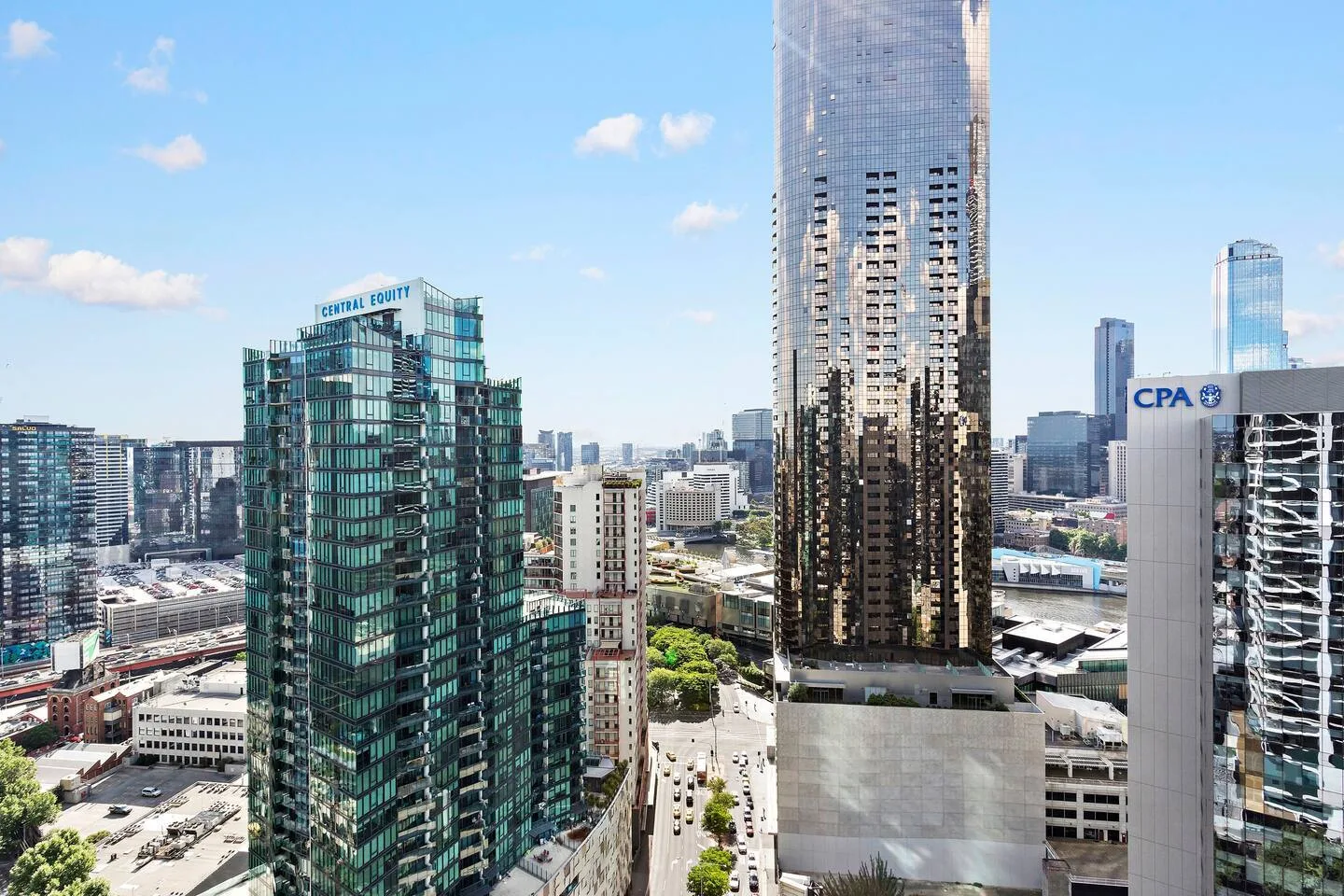 Un horizonte urbano con edificios altos bajo un cielo azul despejado.