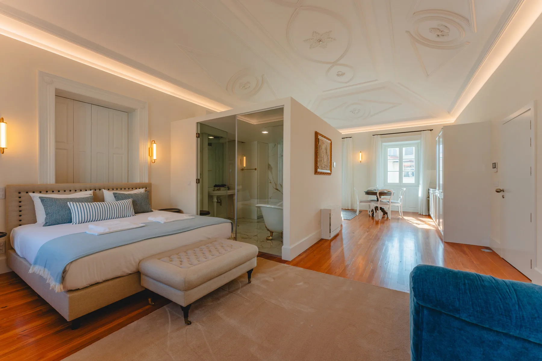 Un dormitorio luminoso se abre a un baño y a una pequeña zona de comedor.