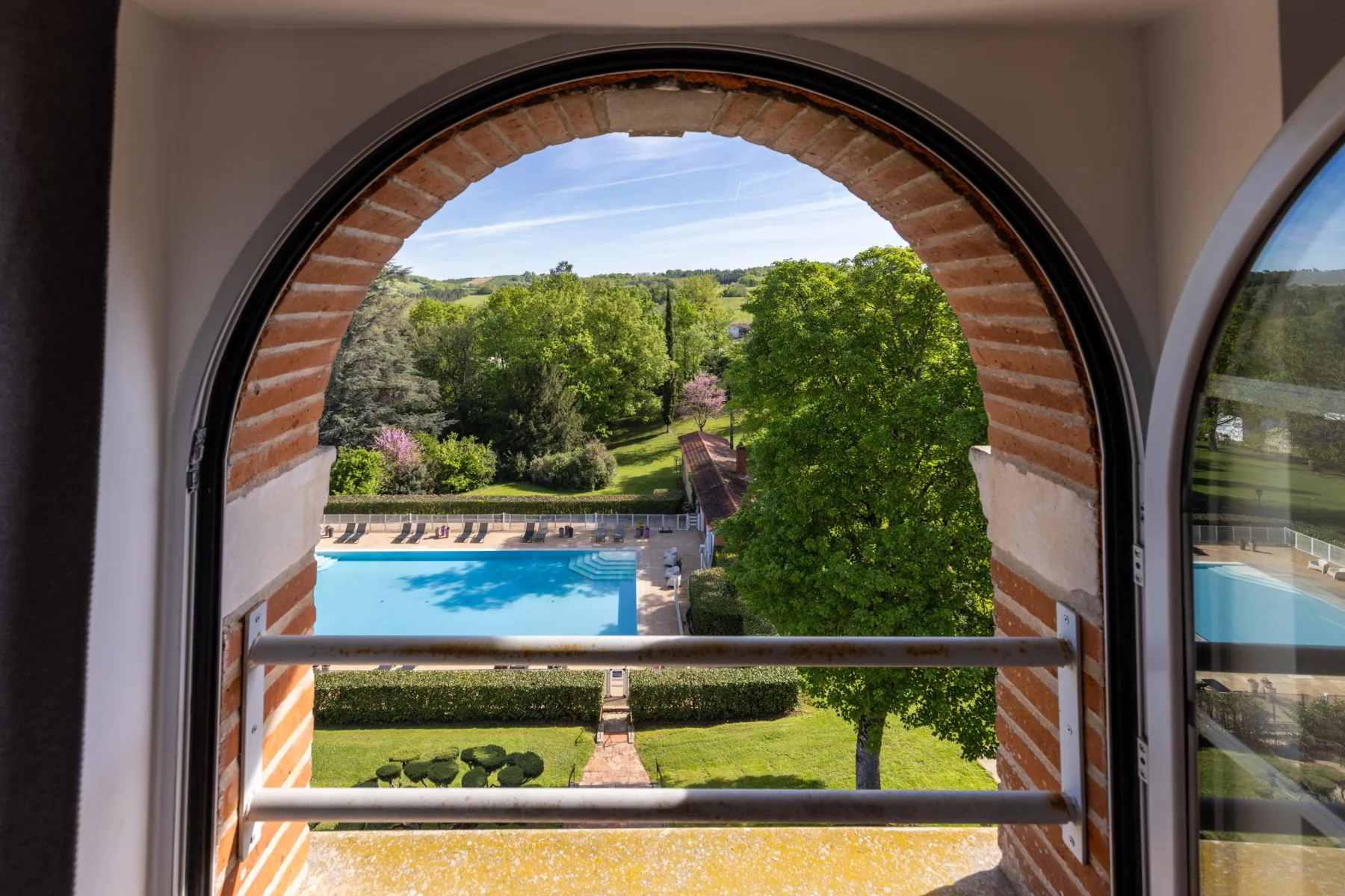 Vista de la piscina del Château de Loubéjac
