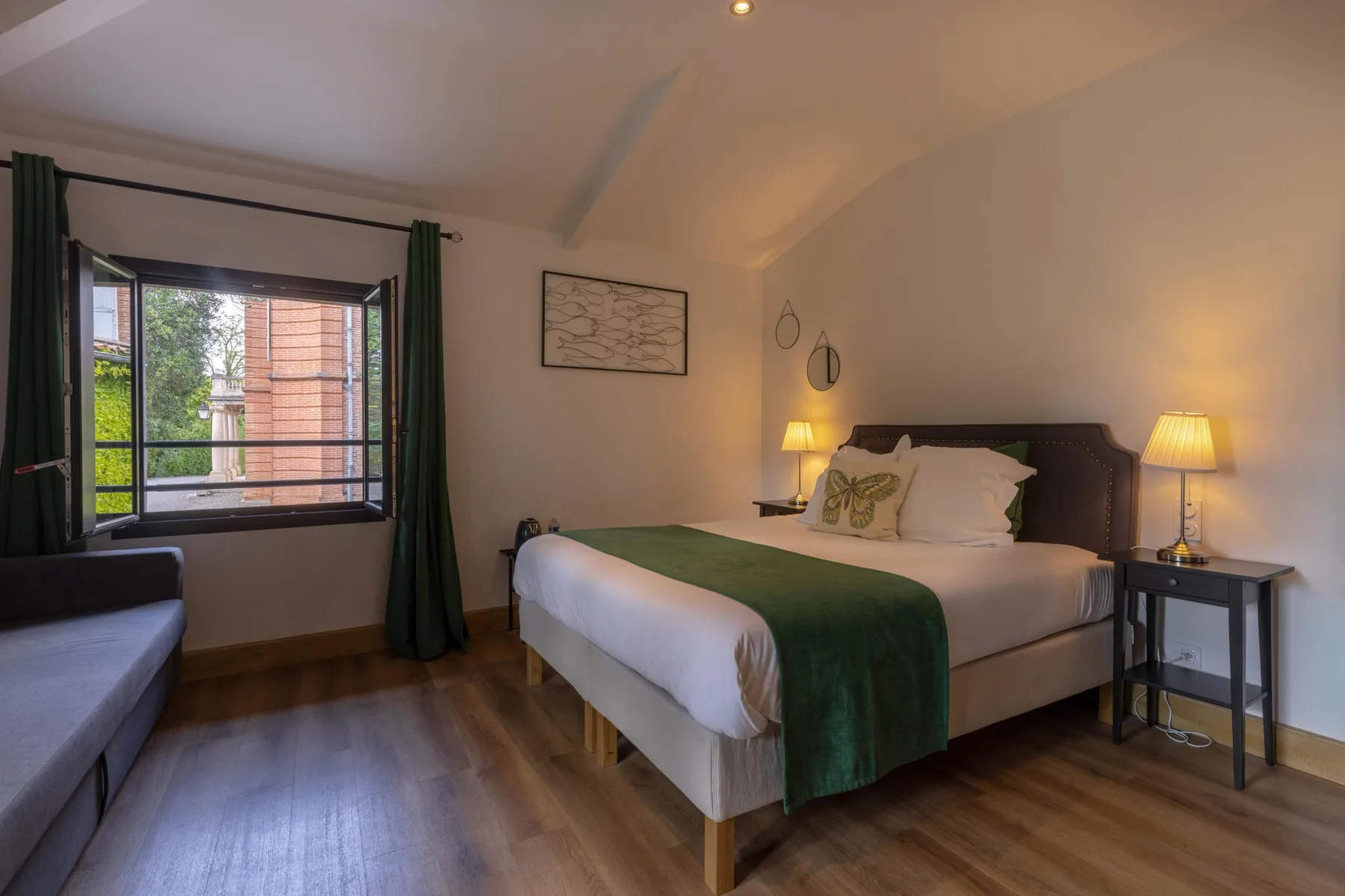 Habitación familiar con vistas a la fachada del castillo