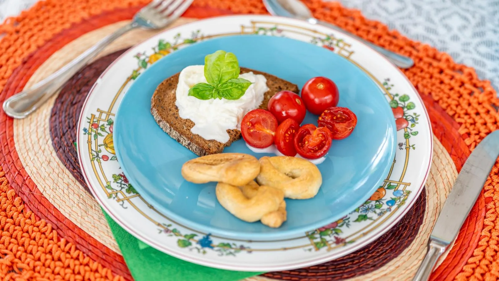 Pan con queso fresco, tomates cherry y taralli.