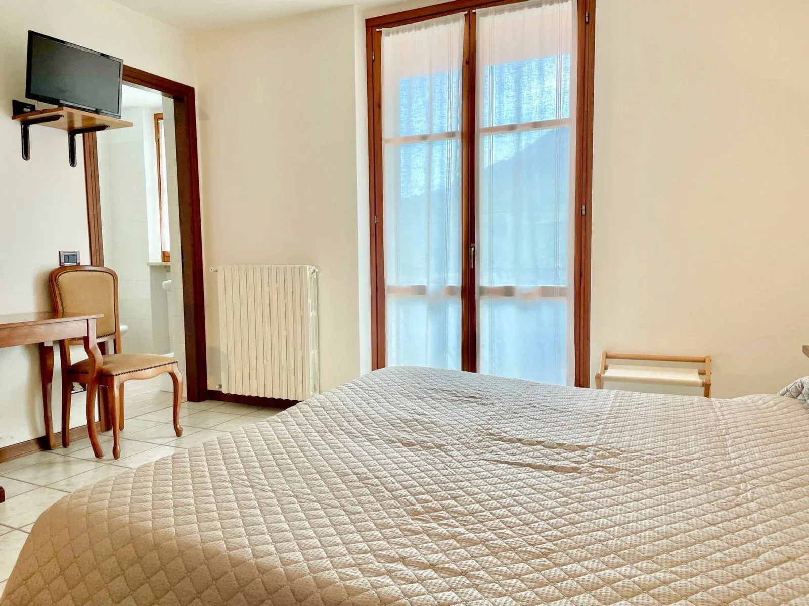Double room at Hotel Edelweiss with private bathroom