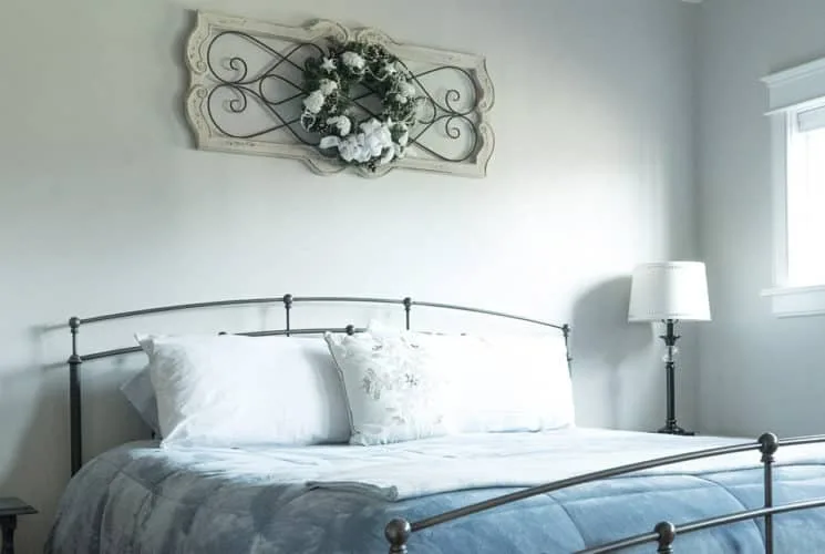 Bedroom with a king bed, iron headboard, side tables and lamps