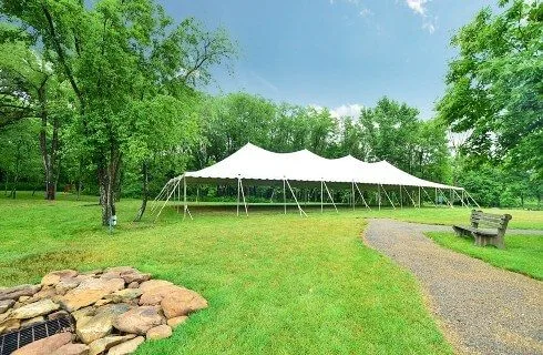 Carpa para eventos al aire libre sobre el césped
