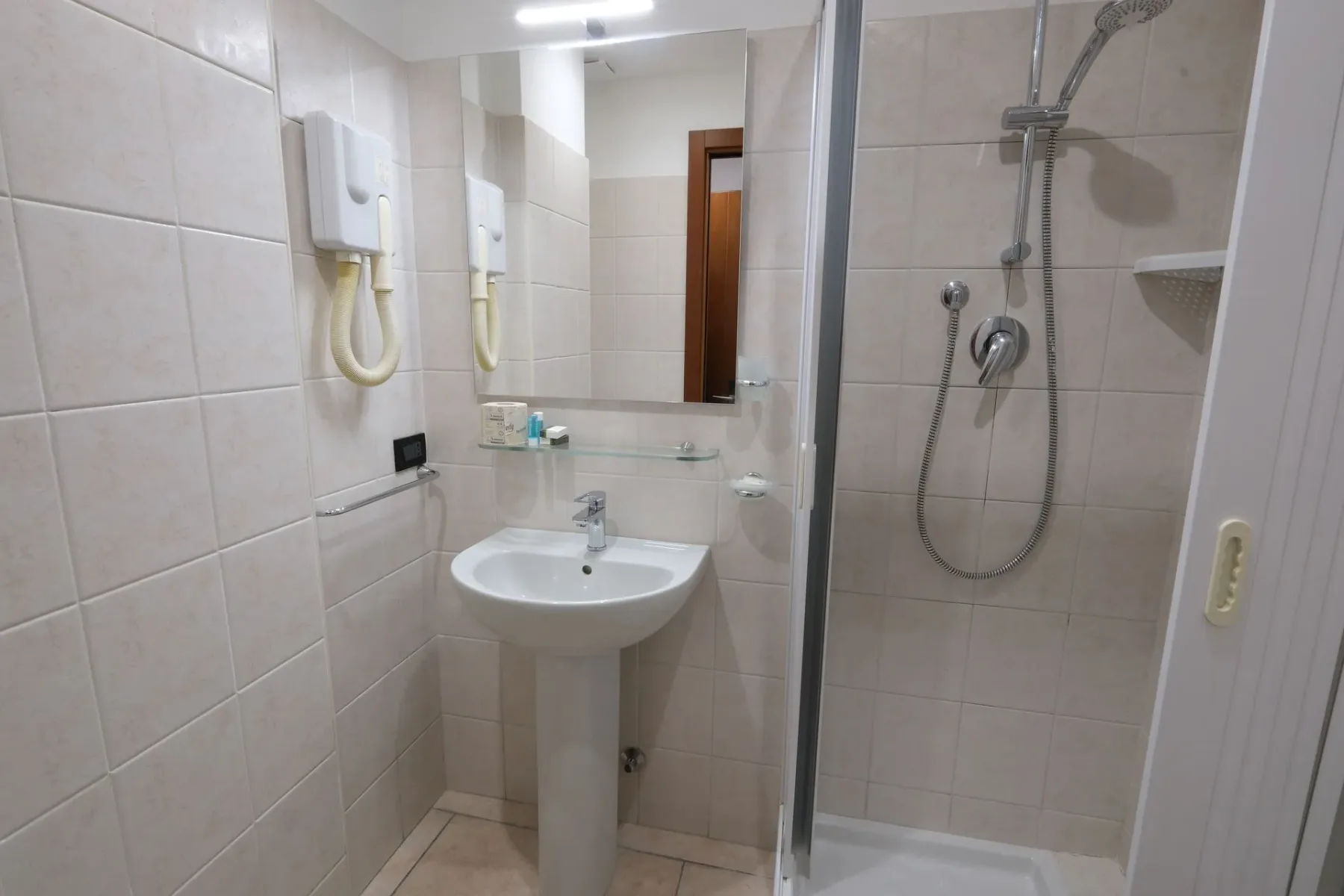 Baño con lavabo y ducha.