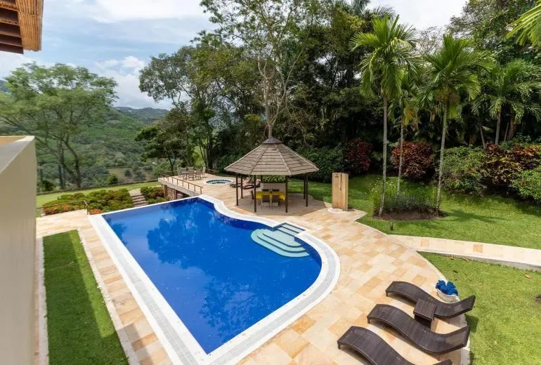 Astonishing 5BR House w/ pool in Anapoima