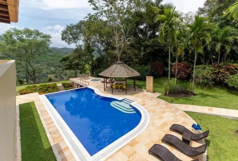 Astonishing 5BR House w/ pool in Anapoima