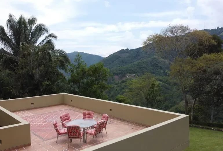 Astonishing 5BR House w/ pool in Anapoima
