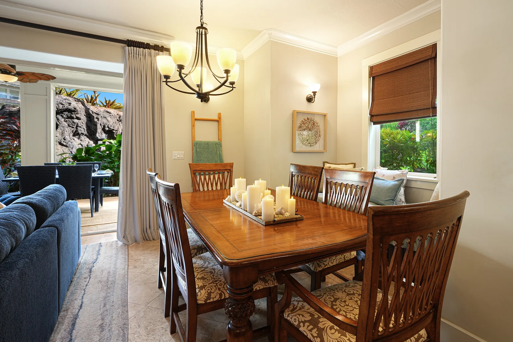 Comedor con una mesa de madera y asientos junto a una ventana con cortinas.