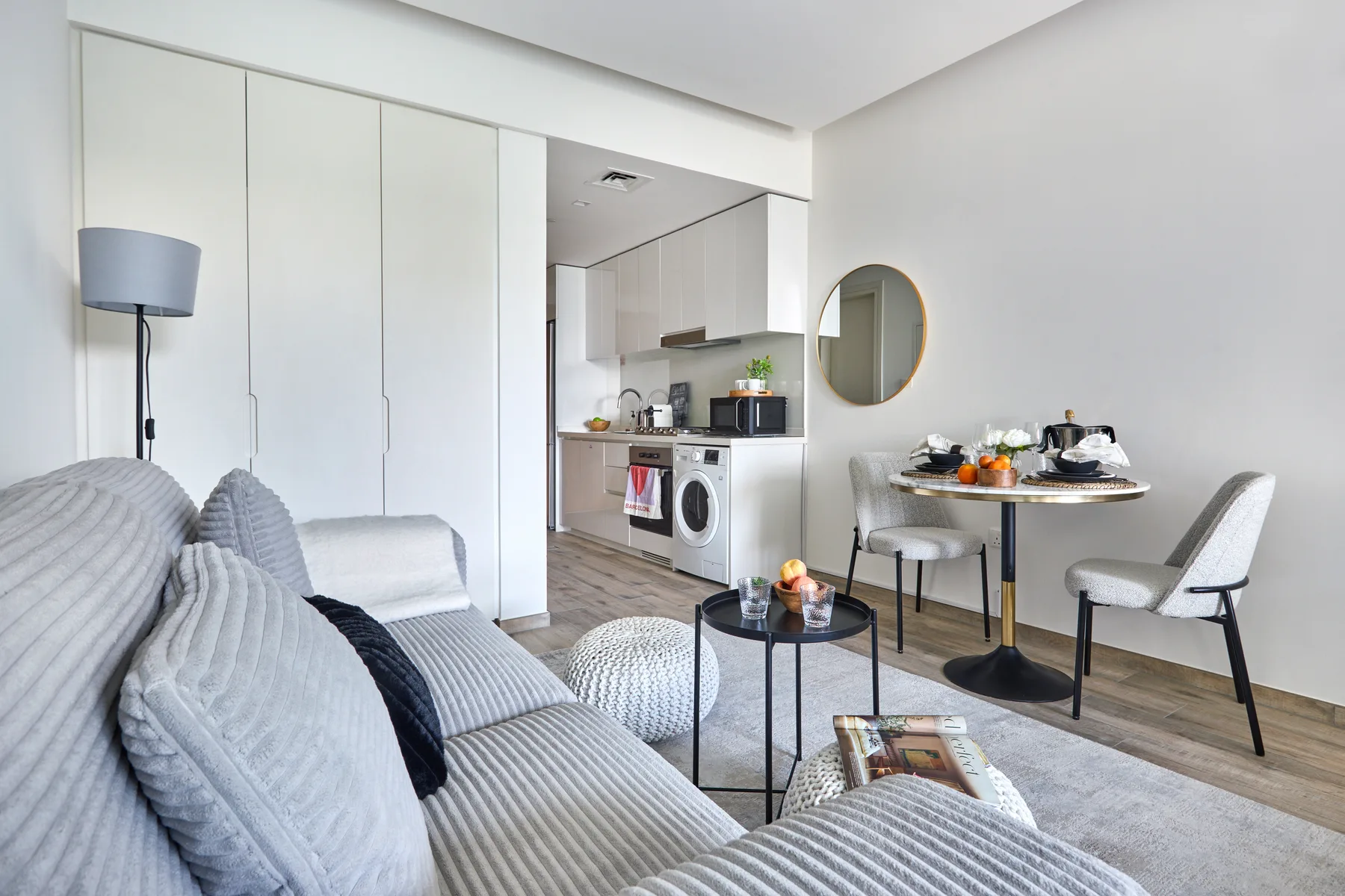 Una luminosa sala de estar y comedor se abre a una cocina compacta.