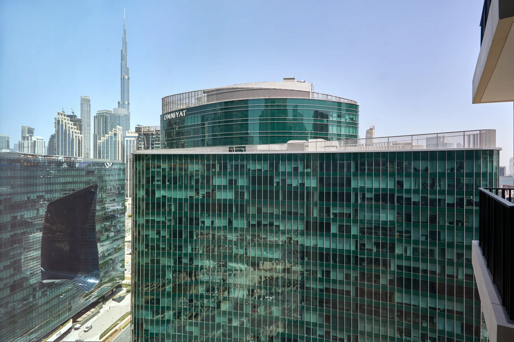 Un horizonte urbano con altos edificios de vidrio bajo un cielo despejado.