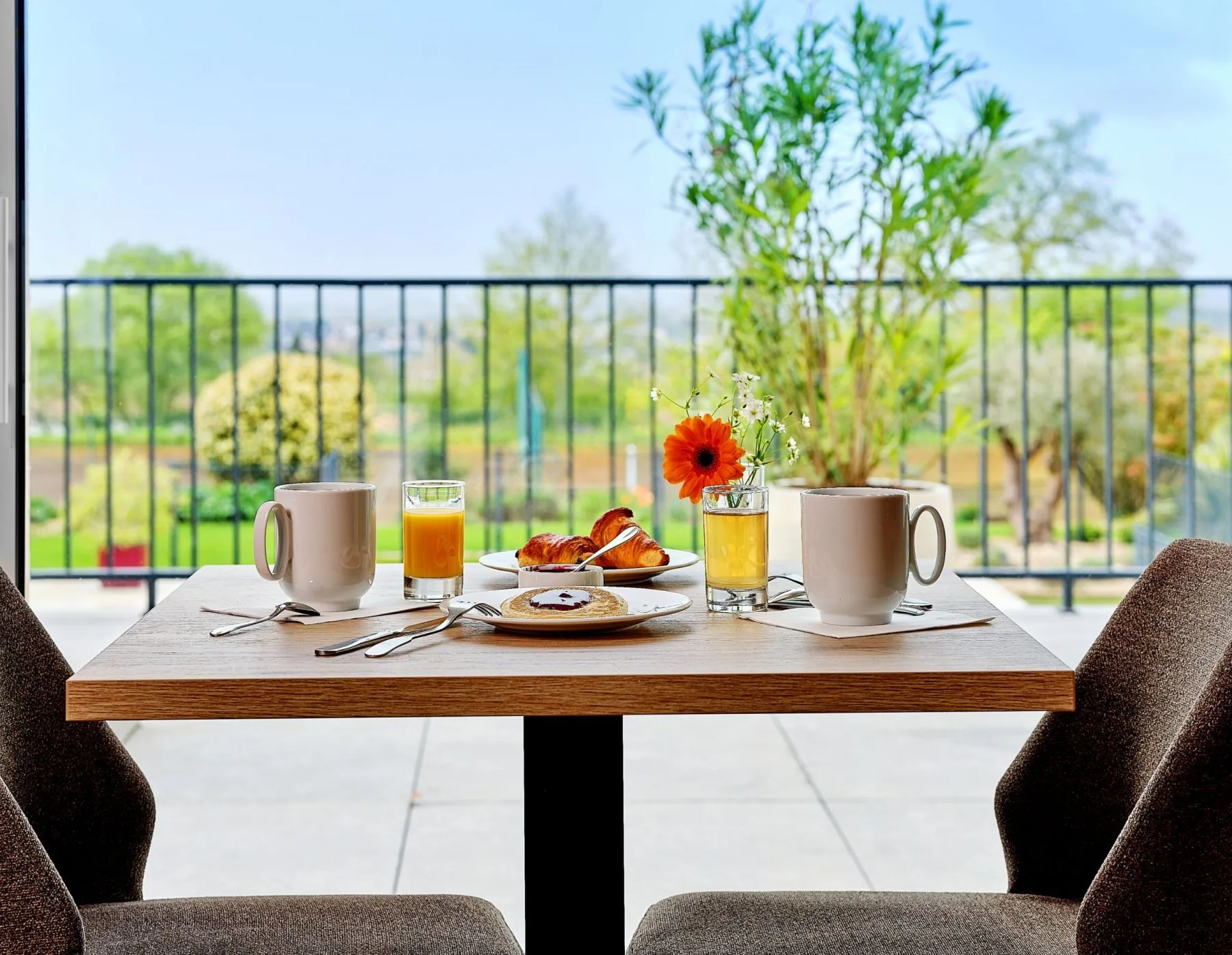 Mesa de desayuno junto a la zona exterior