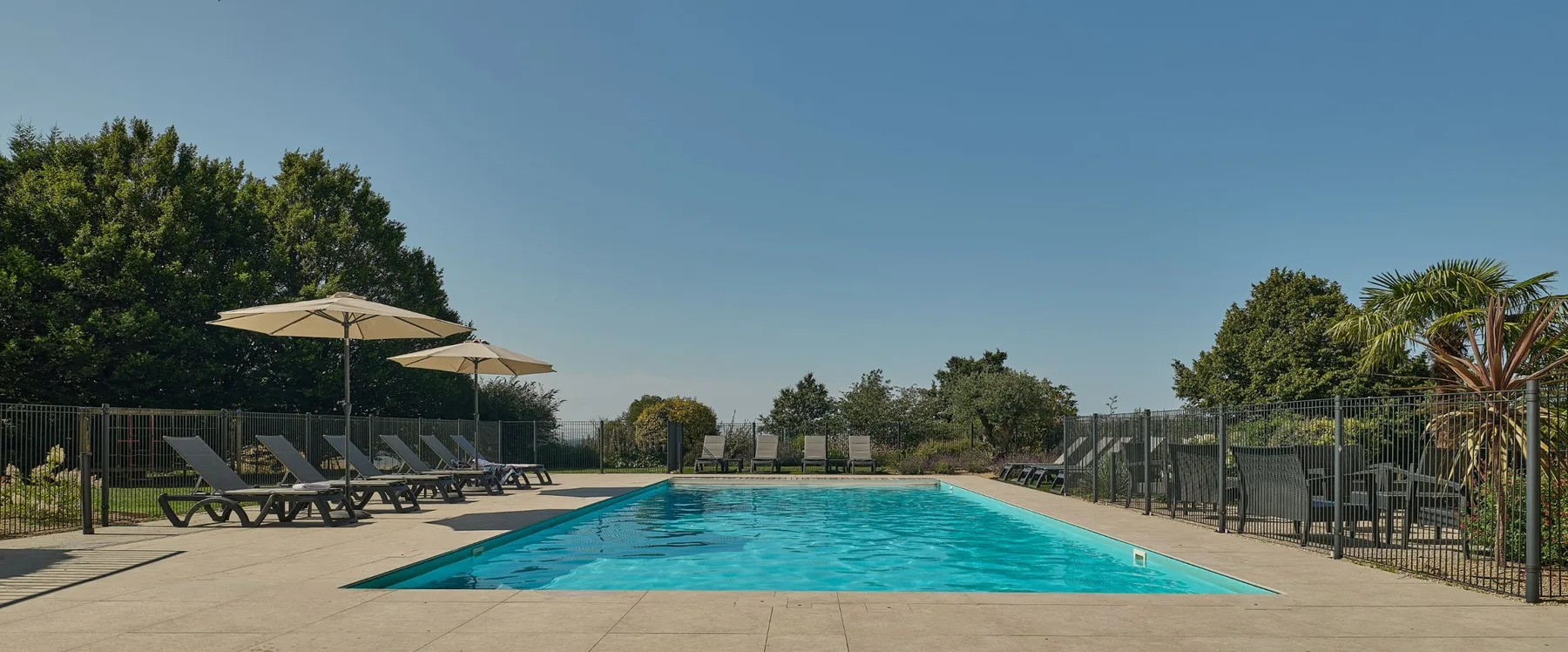 Vista panorámica de la piscina en verano