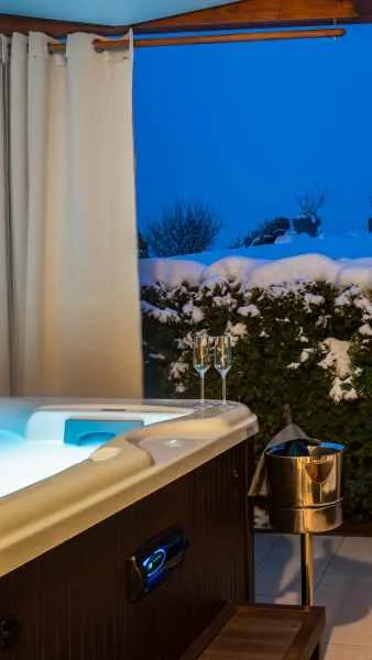 Detalle de la habitación con jacuzzi