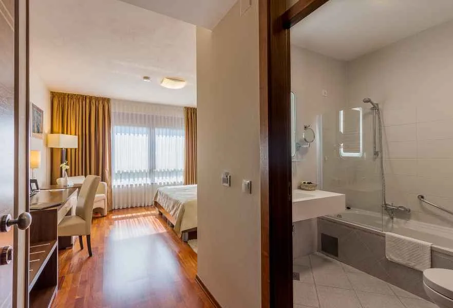 Habitación del hotel y baño