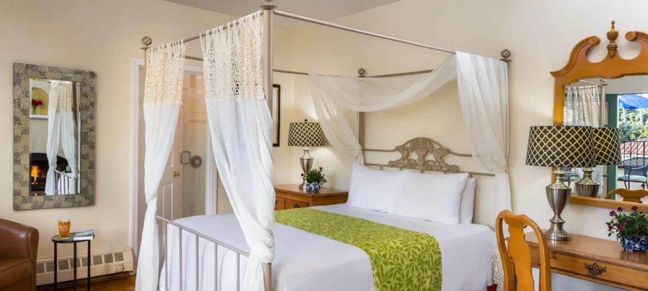 Habitación con cama queen y balcón