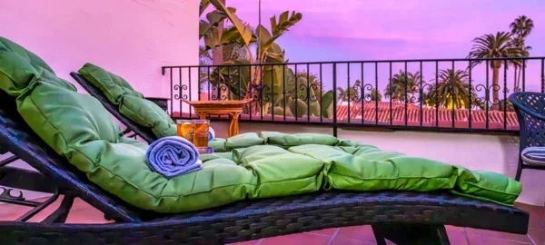 Habitación con cama queen y balcón