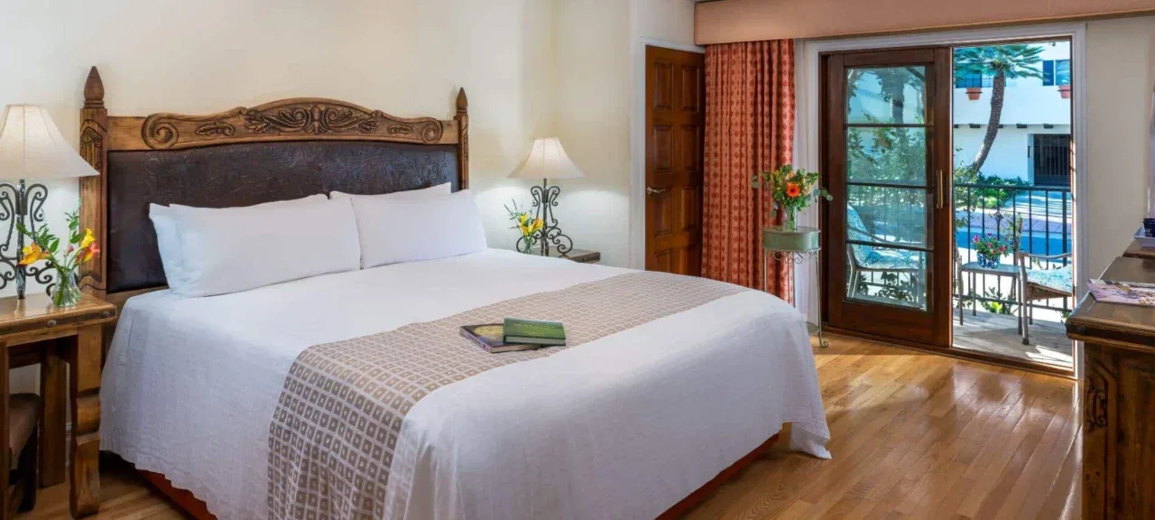 Habitación con cama king y bañera de inmersión
