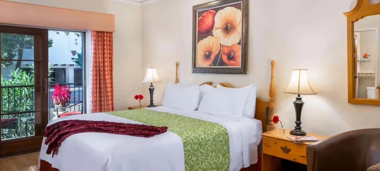 Habitación con cama king y balcón