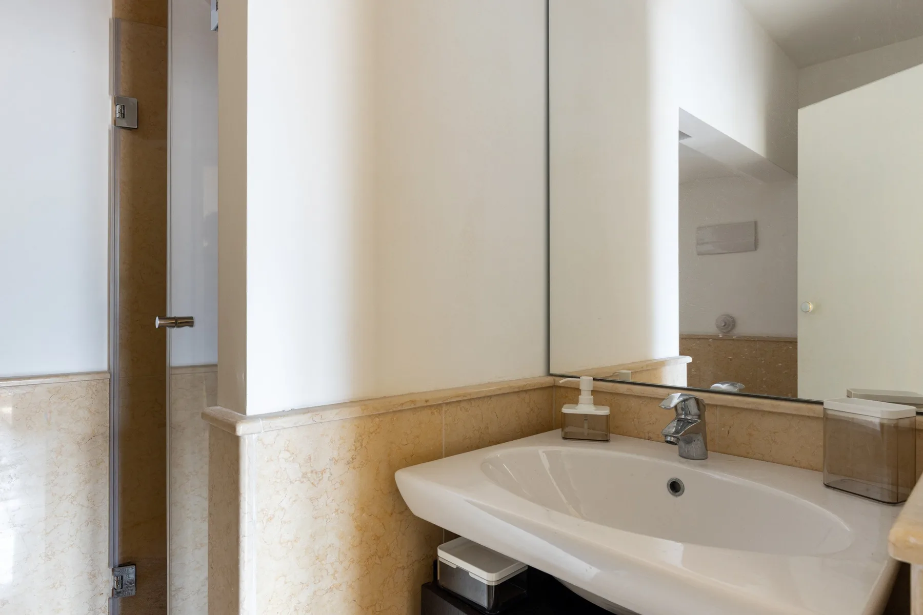 Un lavabo de baño con una amplia cuenca, grifo y espejo.