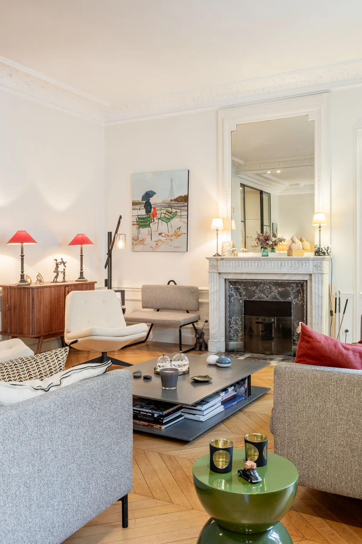 Una sala de estar luminosa con asientos dispuestos alrededor de una chimenea y una mesa de centro.
