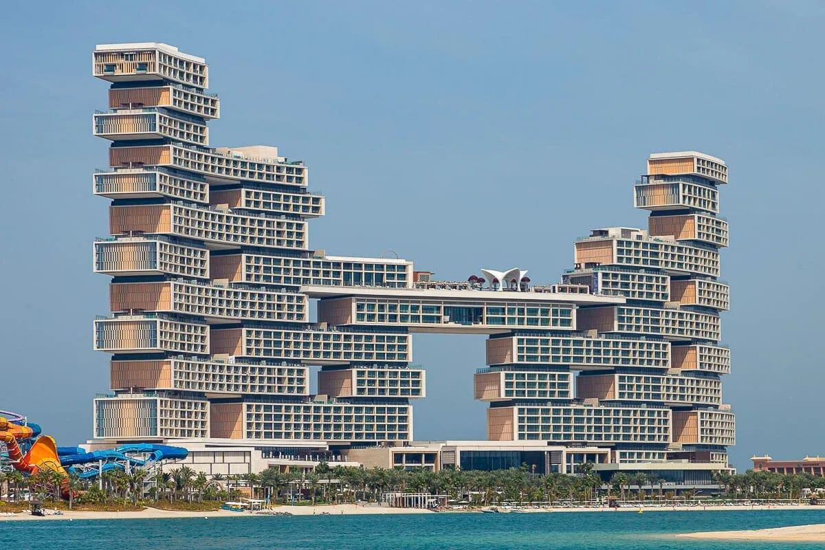 Un gran edificio escalonado junto al mar.